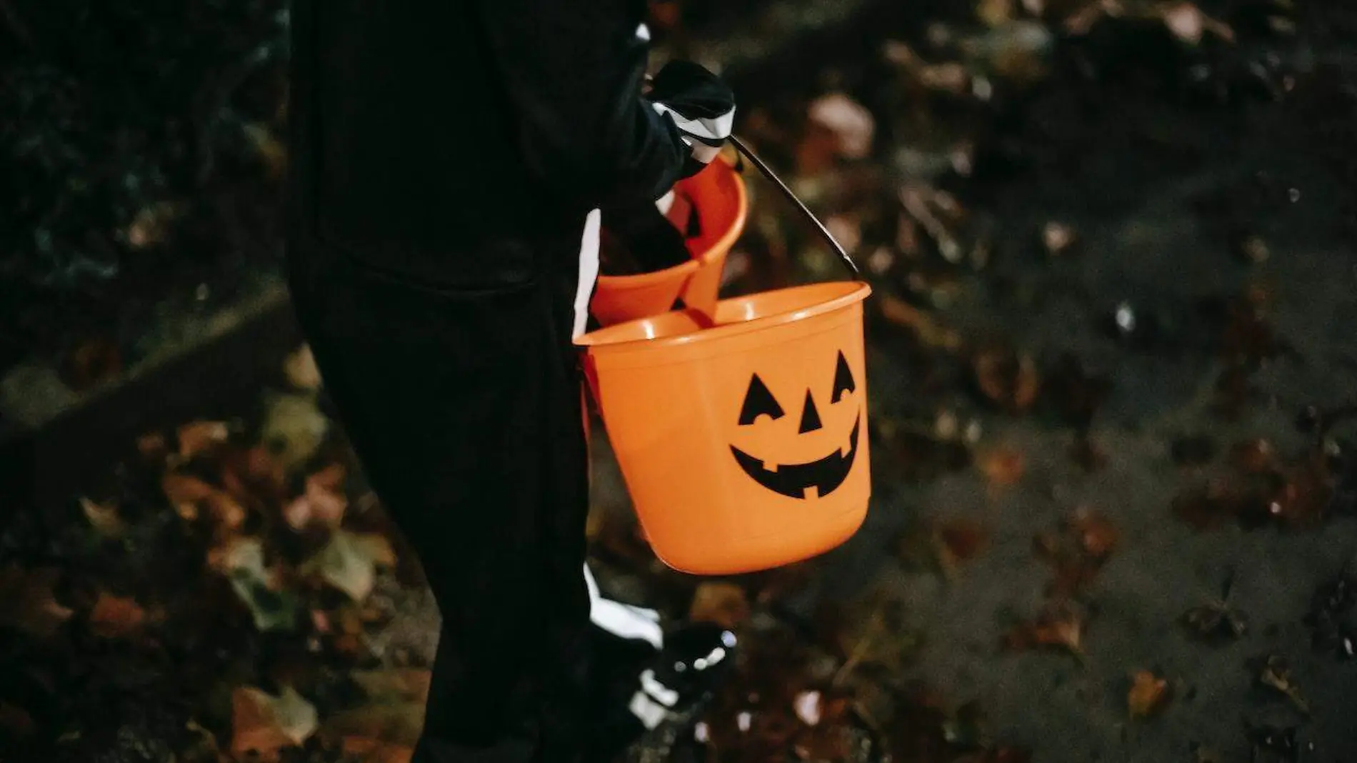 Niños pidiendo dulces en Halloween